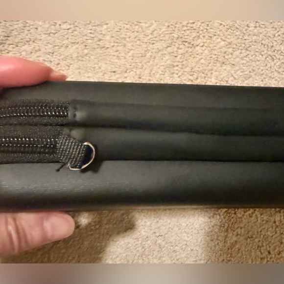 New:Pencil case, vegan leather, two compartments, black. Line yarn for carrying. - Picture 2 of 6